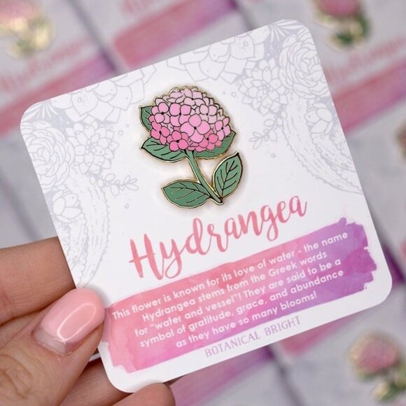Pink‎ Hydrangea Flower Enamel Pin - Gold Plated Nature Jewelry - Floral Brooch - Picture 2 of 2